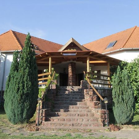 Révfülöp Voeroesko Apartmanhaz المظهر الخارجي الصورة